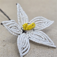 fembladet-hvid-perleblomst-gul-midte-gammel-french-beaded-flower-miyaki-glasperler